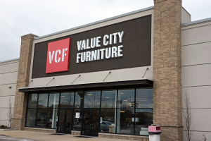 Furniture Chain STRANDS Customers With Orders Nationwide