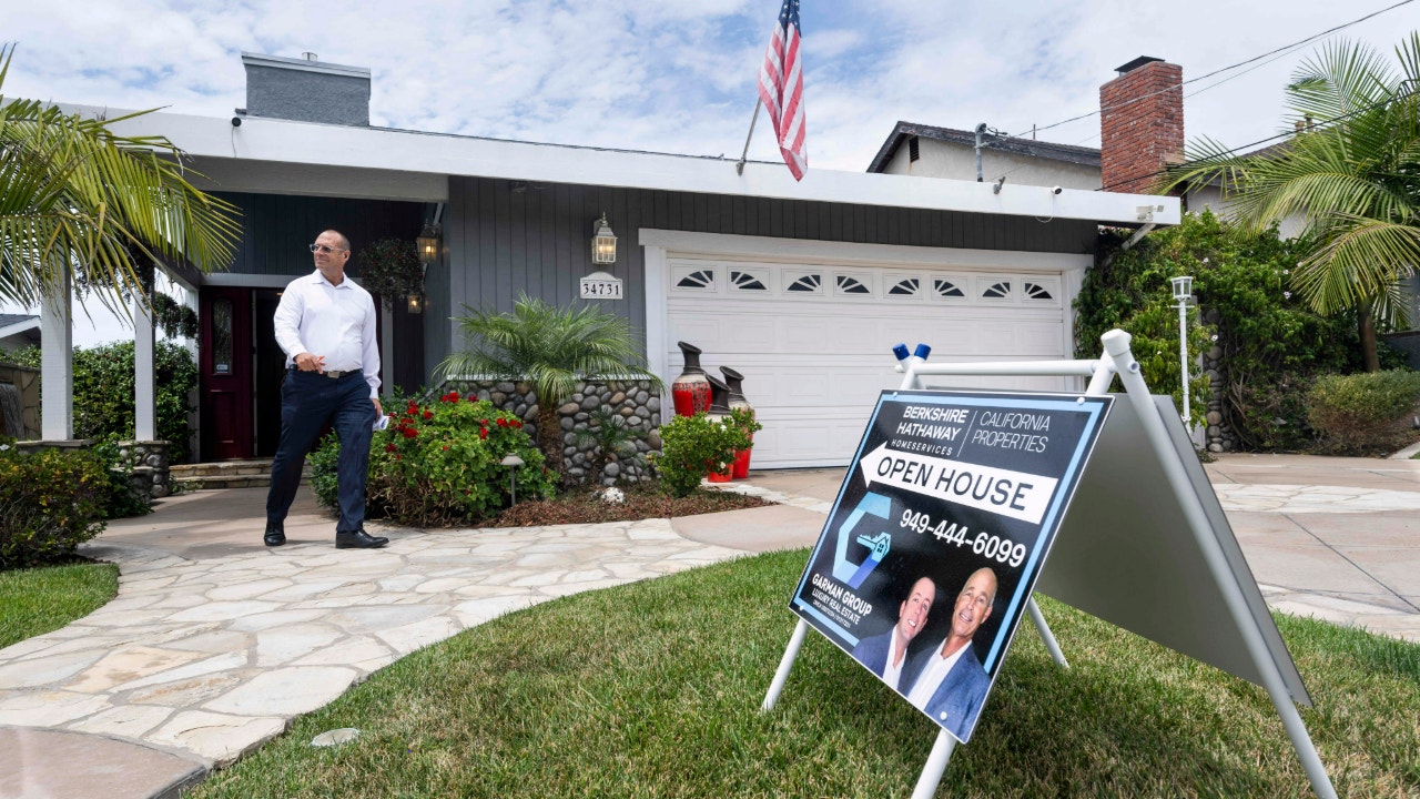 Featured image related to Mortgage rates rise for seventh straight week, squeezing homebuyers